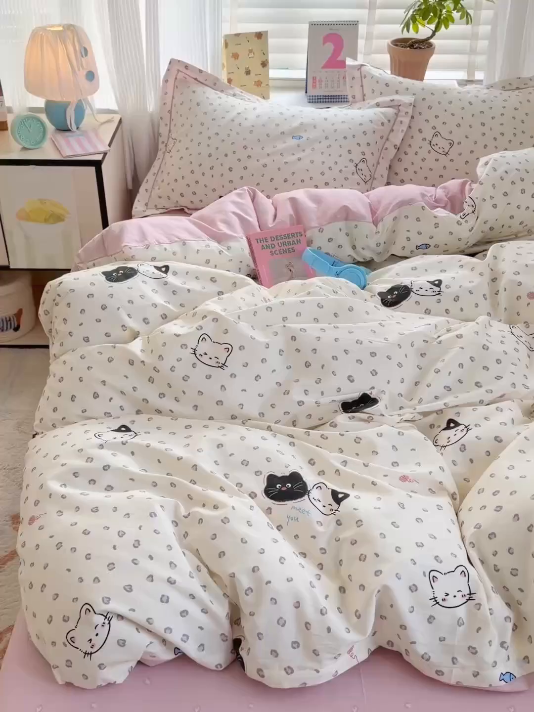 91家纺网 家纺一手货源 找家纺 乐童家纺 2026新款全棉网红直播爆款吊边一字绣工艺款四件套-系列三 粉红顽皮猫