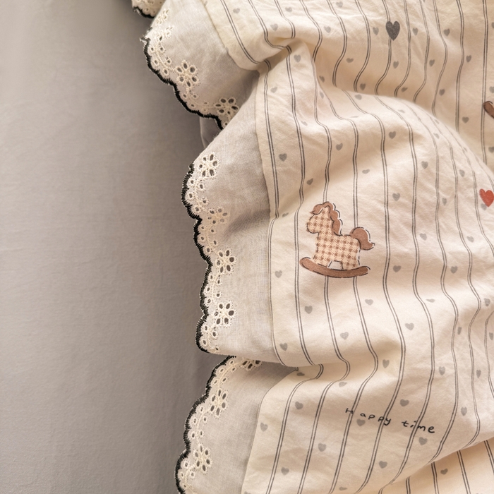 91家纺网 家纺一手货源 找家纺 梵克保罗 2026新款A类仿棉古法水洗棉法式全棉花边四件套 木马乐园