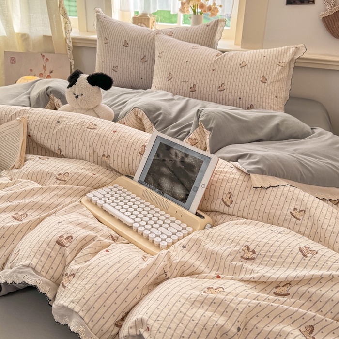 91家纺网 家纺一手货源 找家纺 梵克保罗 2026新款A类仿棉古法水洗棉法式全棉花边四件套 木马乐园