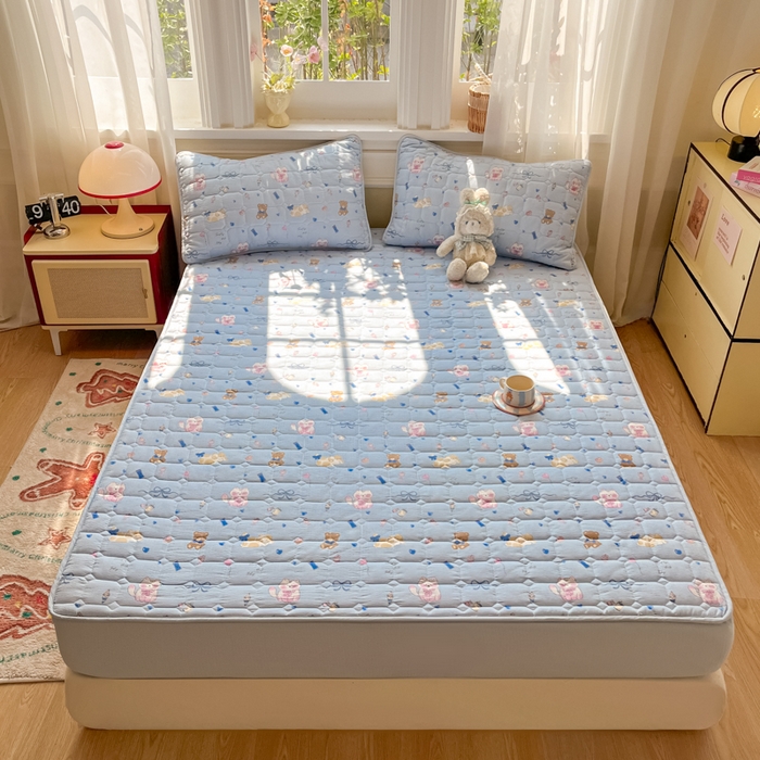 91家纺网 家纺一手货源 找家纺 沐慕 2026新款高克重印花云感皱皱纱夹棉床笠 小猫时光蓝