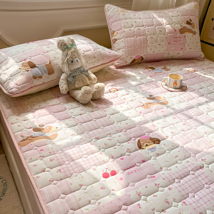 91家纺网 家纺一手货源 找家纺 沐慕 2026新款高克重印花云感皱皱纱夹棉床笠 甜心小狗粉