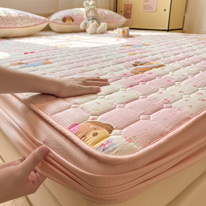 91家纺网 家纺一手货源 找家纺 沐慕 2026新款高克重印花云感皱皱纱夹棉床笠 甜心小狗粉