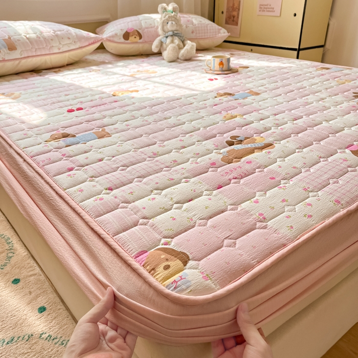 91家纺网 家纺一手货源 找家纺 沐慕 2026新款高克重印花云感皱皱纱夹棉床笠 甜心小狗粉