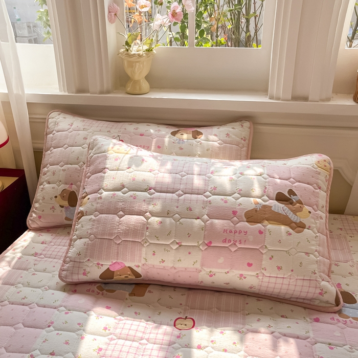 91家纺网 家纺一手货源 找家纺 沐慕 2026新款高克重印花云感皱皱纱夹棉床笠 甜心小狗粉