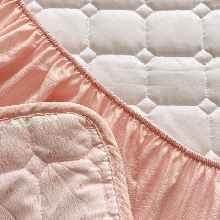 91家纺网 家纺一手货源 找家纺 沐慕 2026新款高克重印花云感皱皱纱夹棉床笠 甜心小狗粉