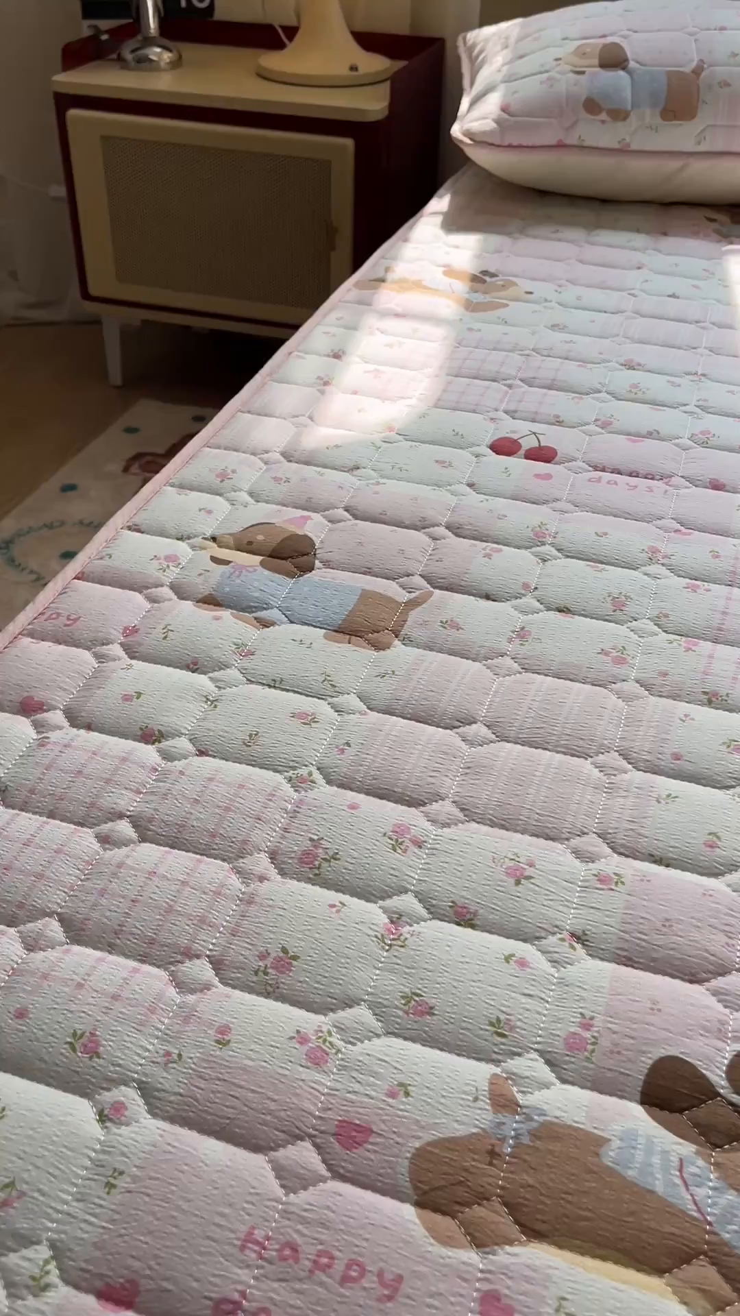 91家纺网 家纺一手货源 找家纺 沐慕 2026新款高克重印花云感皱皱纱夹棉床笠 甜心小狗粉