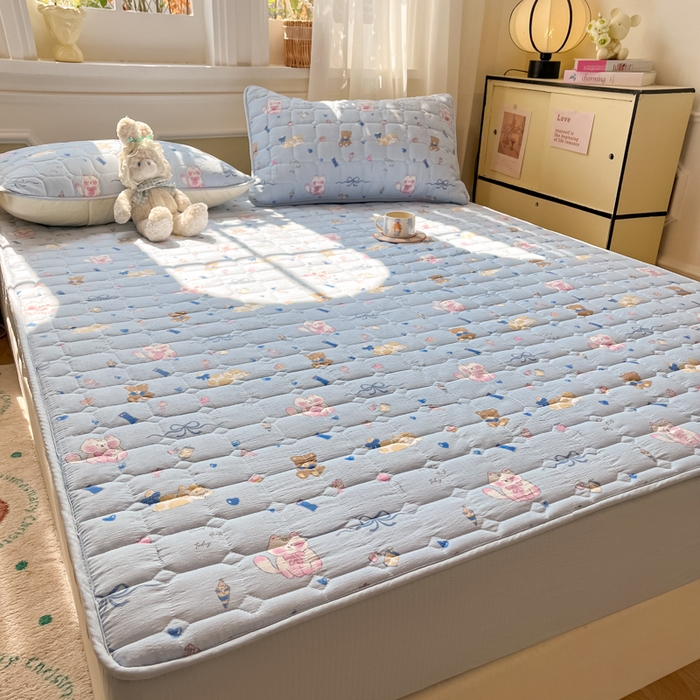 91家纺网 家纺一手货源 找家纺 沐慕 2026新款高克重印花云感皱皱纱夹棉床笠 小猫时光蓝