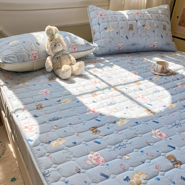 91家纺网 家纺一手货源 找家纺 沐慕 2026新款高克重印花云感皱皱纱夹棉床笠 小猫时光蓝