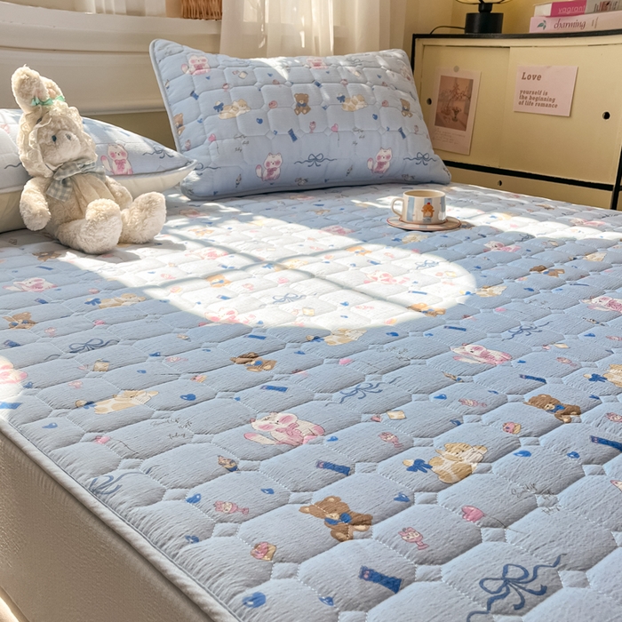 91家纺网 家纺一手货源 找家纺 沐慕 2026新款高克重印花云感皱皱纱夹棉床笠 小猫时光蓝