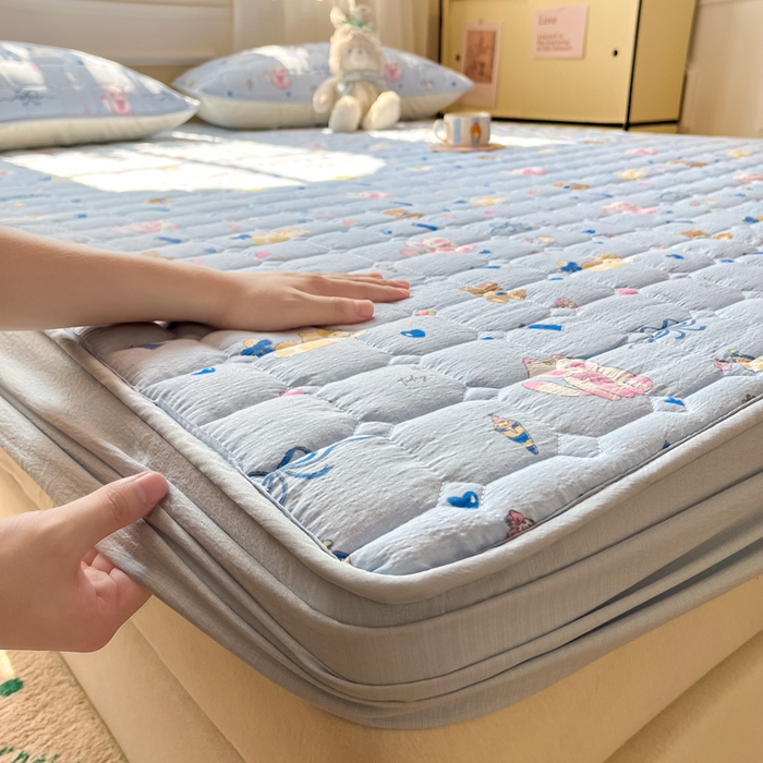 91家纺网 家纺一手货源 找家纺 沐慕 2026新款高克重印花云感皱皱纱夹棉床笠 小猫时光蓝