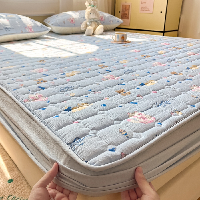 91家纺网 家纺一手货源 找家纺 沐慕 2026新款高克重印花云感皱皱纱夹棉床笠 小猫时光蓝