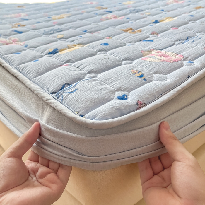 91家纺网 家纺一手货源 找家纺 沐慕 2026新款高克重印花云感皱皱纱夹棉床笠 小猫时光蓝