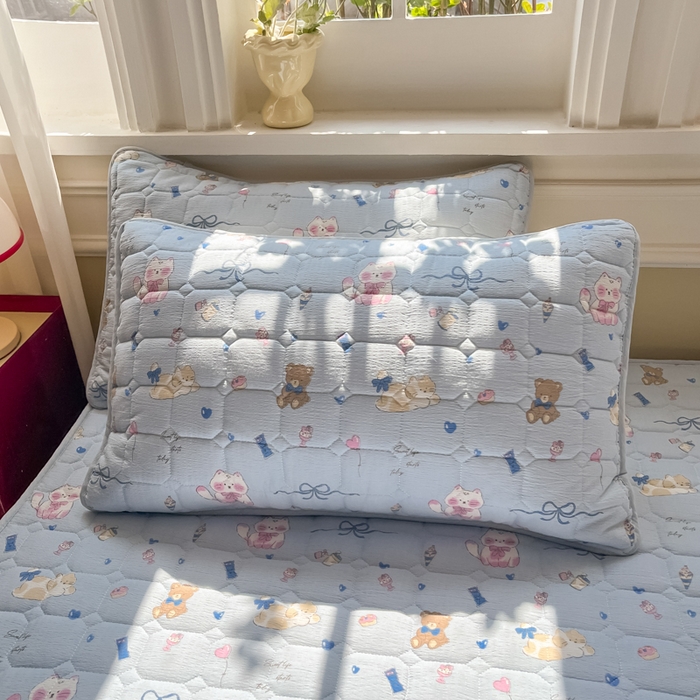 91家纺网 家纺一手货源 找家纺 沐慕 2026新款高克重印花云感皱皱纱夹棉床笠 小猫时光蓝