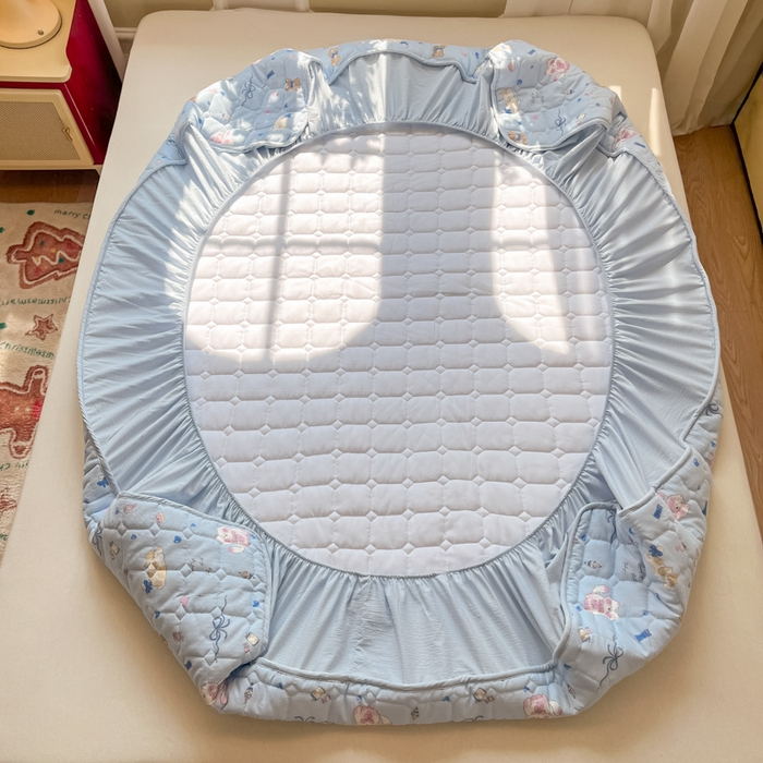 91家纺网 家纺一手货源 找家纺 沐慕 2026新款高克重印花云感皱皱纱夹棉床笠 小猫时光蓝