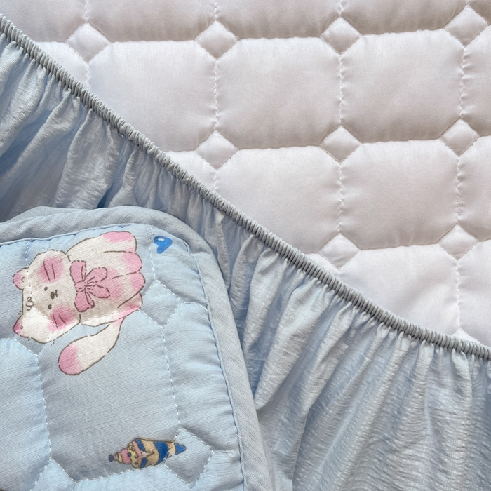 91家纺网 家纺一手货源 找家纺 沐慕 2026新款高克重印花云感皱皱纱夹棉床笠 小猫时光蓝