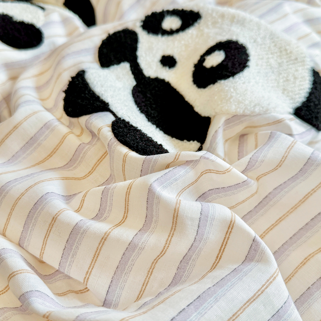 91家纺网 家纺一手货源 找家纺 爱思佳 2026新款双层纱印+毛巾绣系列四件套 熊猫团子