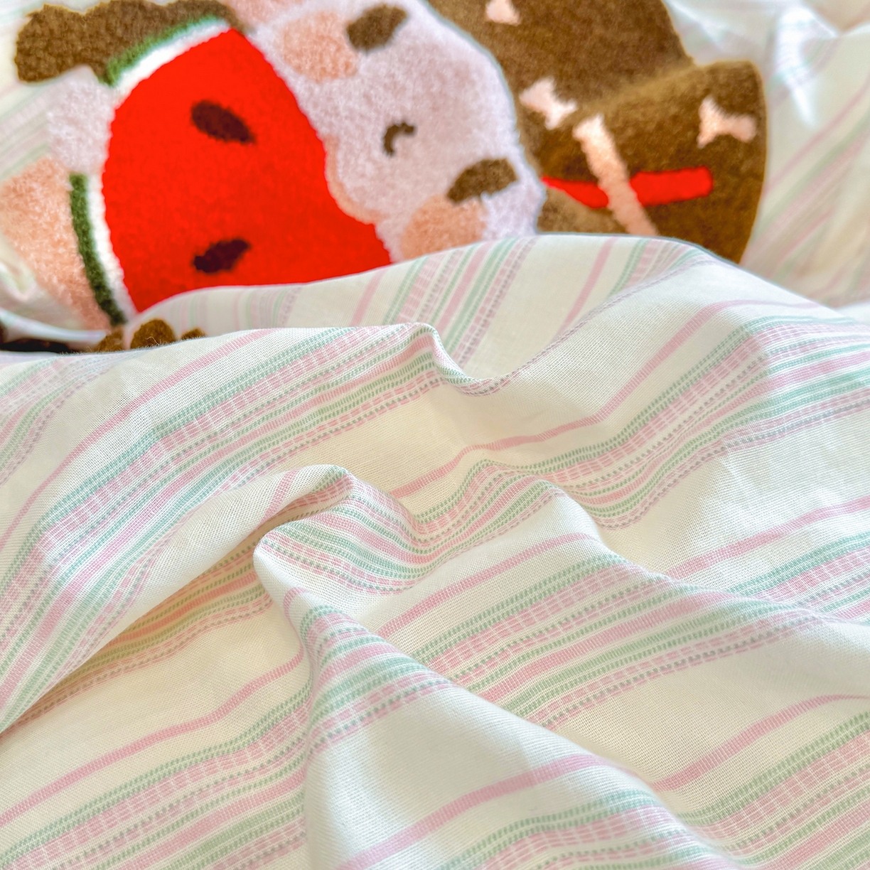 91家纺网 家纺一手货源 找家纺 爱思佳 2026新款双层纱印+毛巾绣系列四件套 西瓜女孩