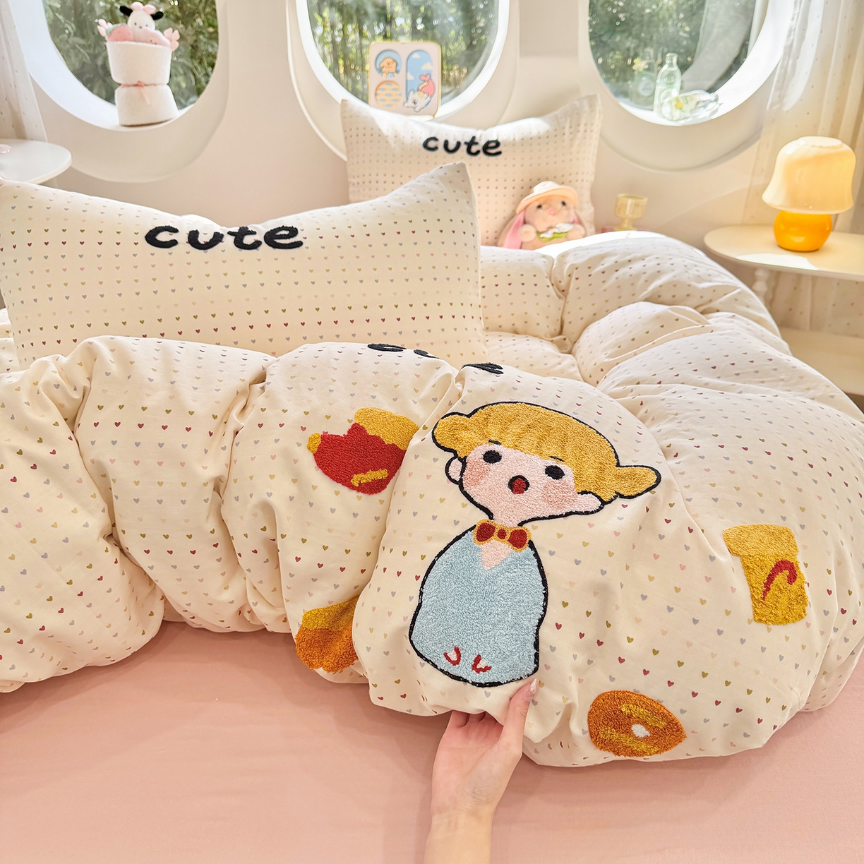 91家纺网 家纺一手货源 找家纺 爱思佳 2026新款双层纱印+毛巾绣系列四件套 可爱女孩