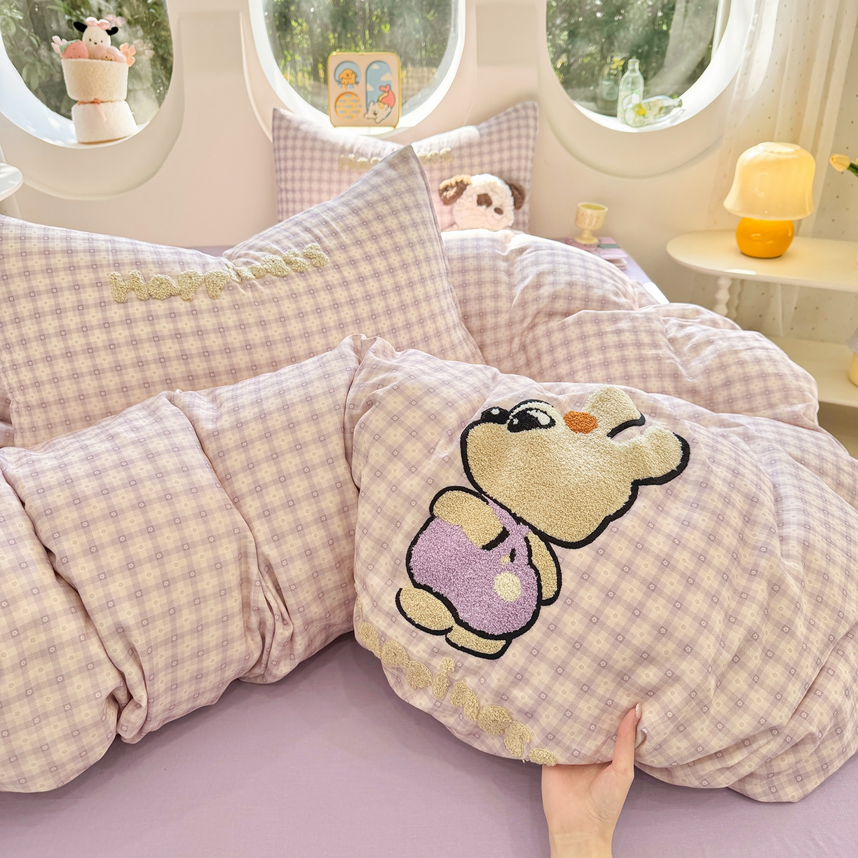 91家纺网 家纺一手货源 找家纺 爱思佳 2026新款双层纱印+毛巾绣系列四件套 背带兔