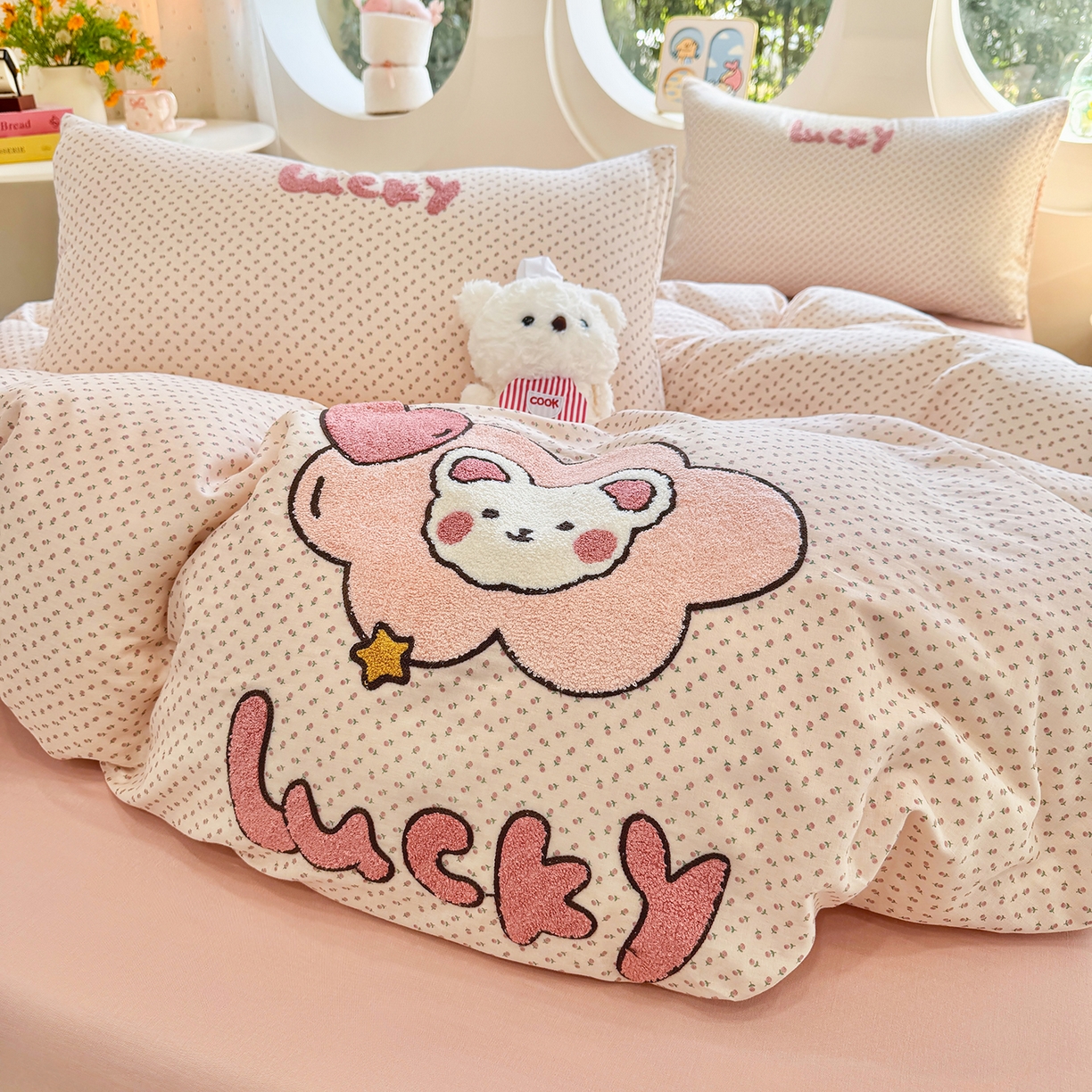 91家纺网 家纺一手货源 找家纺 爱思佳 2026新款双层纱印+毛巾绣系列四件套 幸运熊