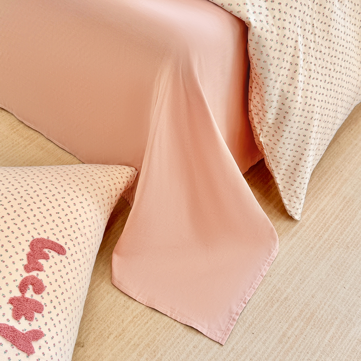 91家纺网 家纺一手货源 找家纺 爱思佳 2026新款双层纱印+毛巾绣系列四件套 幸运熊