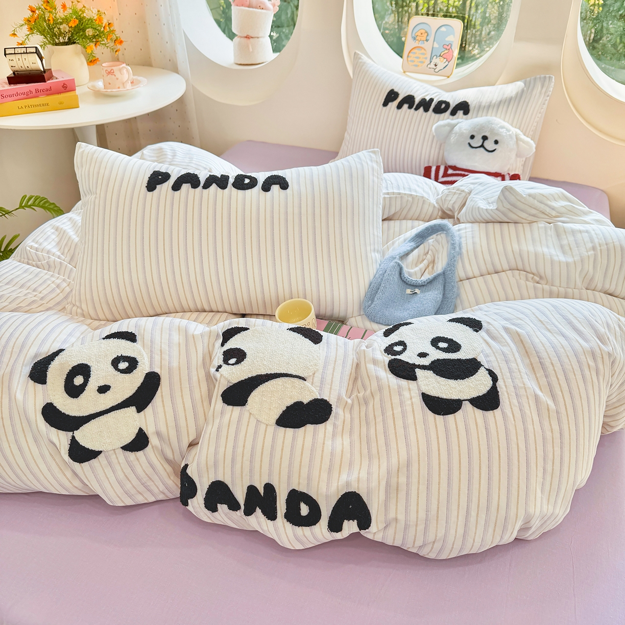 91家纺网 家纺一手货源 找家纺 爱思佳 2026新款双层纱印+毛巾绣系列四件套 熊猫团子