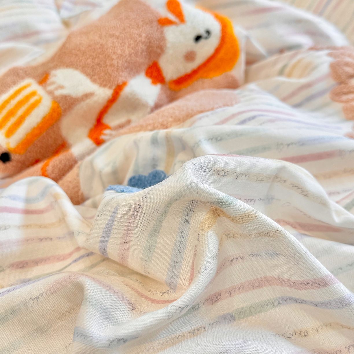 91家纺网 家纺一手货源 找家纺 爱思佳 2026新款双层纱印+毛巾绣系列四件套 旅行鸭