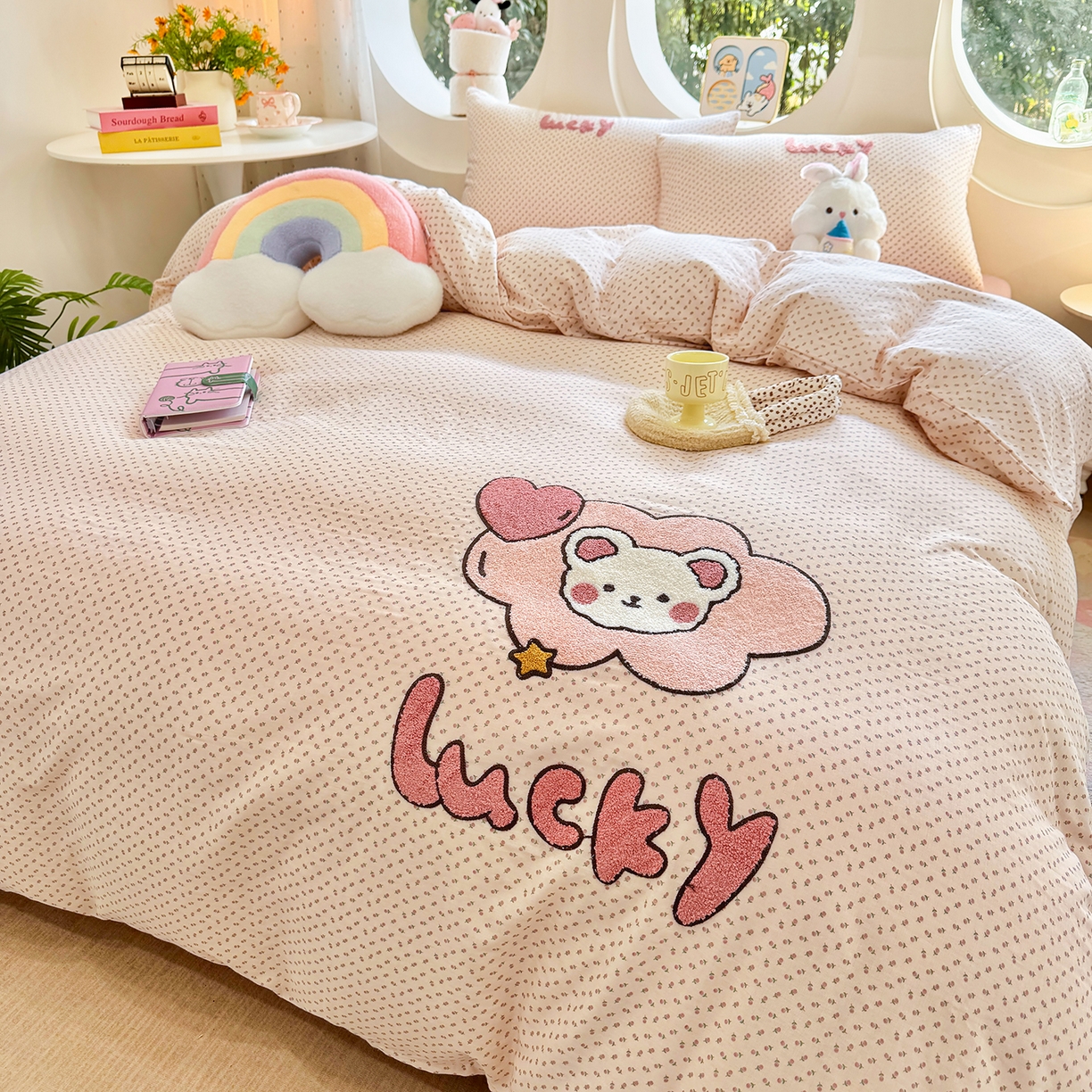 91家纺网 家纺一手货源 找家纺 爱思佳 2026新款双层纱印+毛巾绣系列四件套 幸运熊