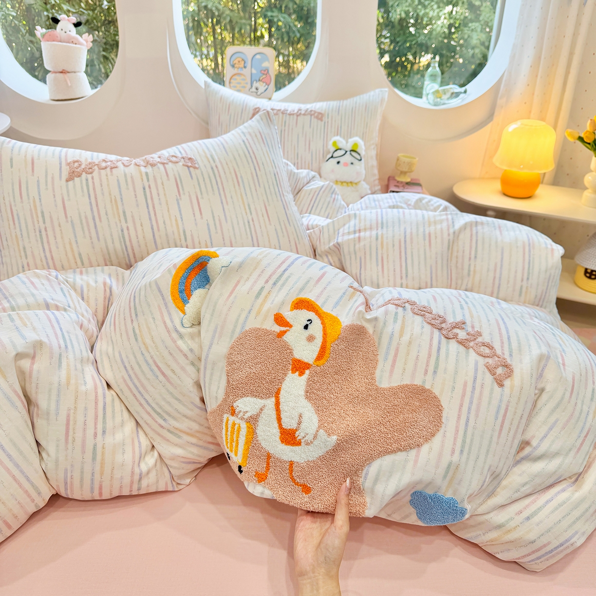 91家纺网 家纺一手货源 找家纺 爱思佳 2026新款双层纱印+毛巾绣系列四件套 旅行鸭