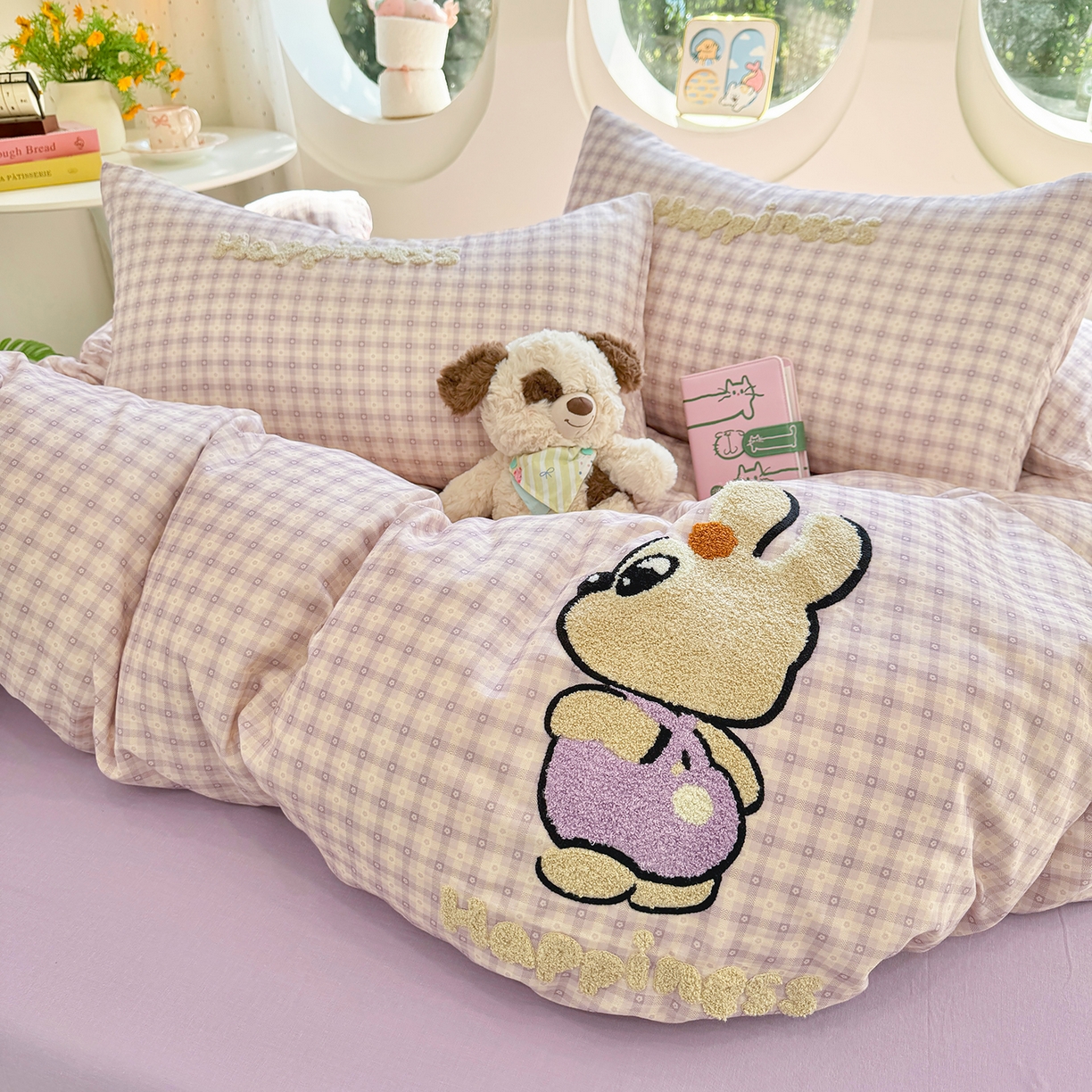 91家纺网 家纺一手货源 找家纺 爱思佳 2026新款双层纱印+毛巾绣系列四件套 背带兔