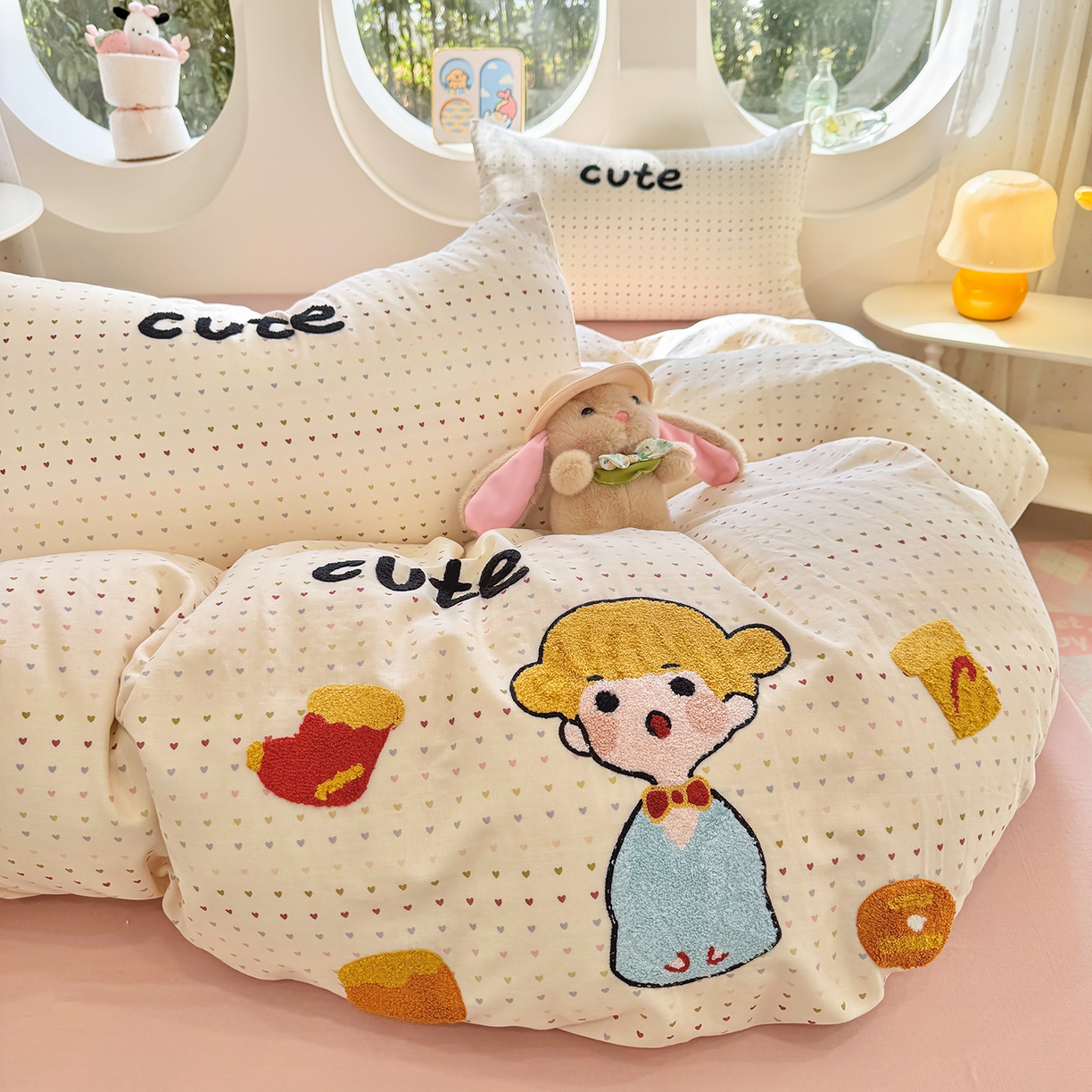 91家纺网 家纺一手货源 找家纺 爱思佳 2026新款双层纱印+毛巾绣系列四件套 可爱女孩