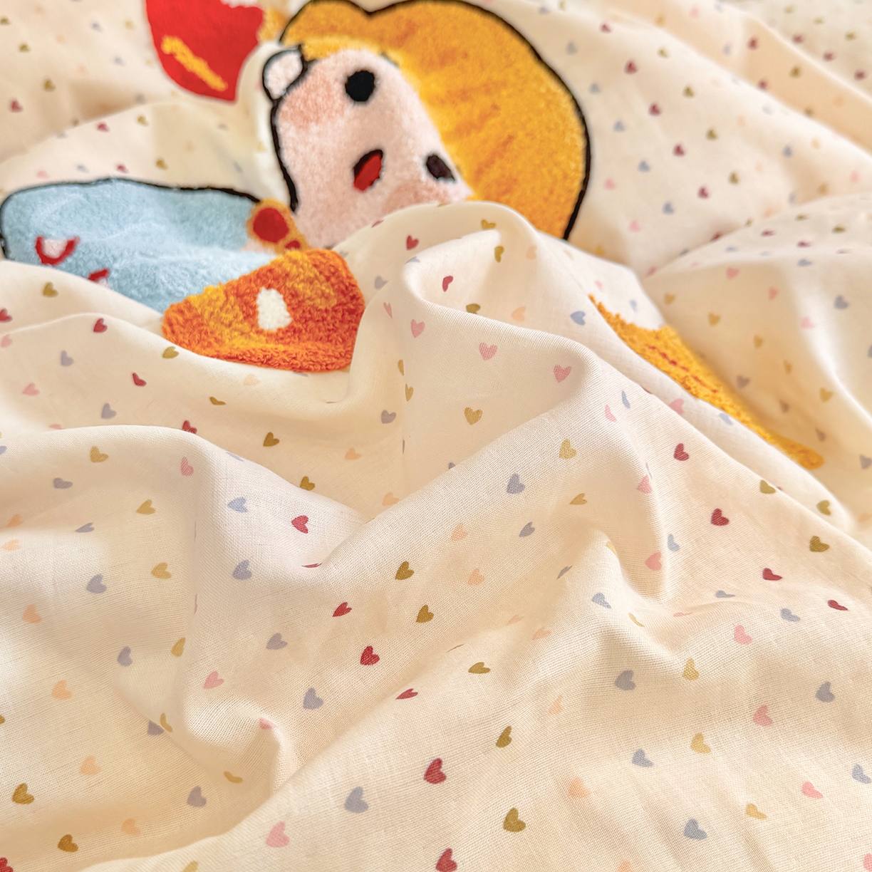 91家纺网 家纺一手货源 找家纺 爱思佳 2026新款双层纱印+毛巾绣系列四件套 可爱女孩