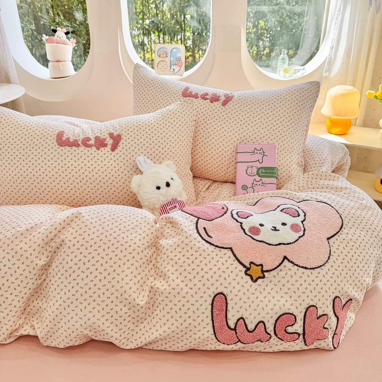 91家纺网 家纺一手货源 找家纺 爱思佳 2026新款双层纱印+毛巾绣系列四件套 幸运熊