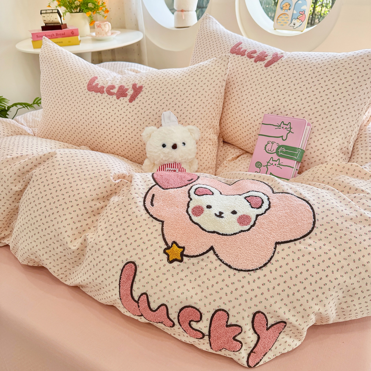 91家纺网 家纺一手货源 找家纺 爱思佳 2026新款双层纱印+毛巾绣系列四件套 幸运熊