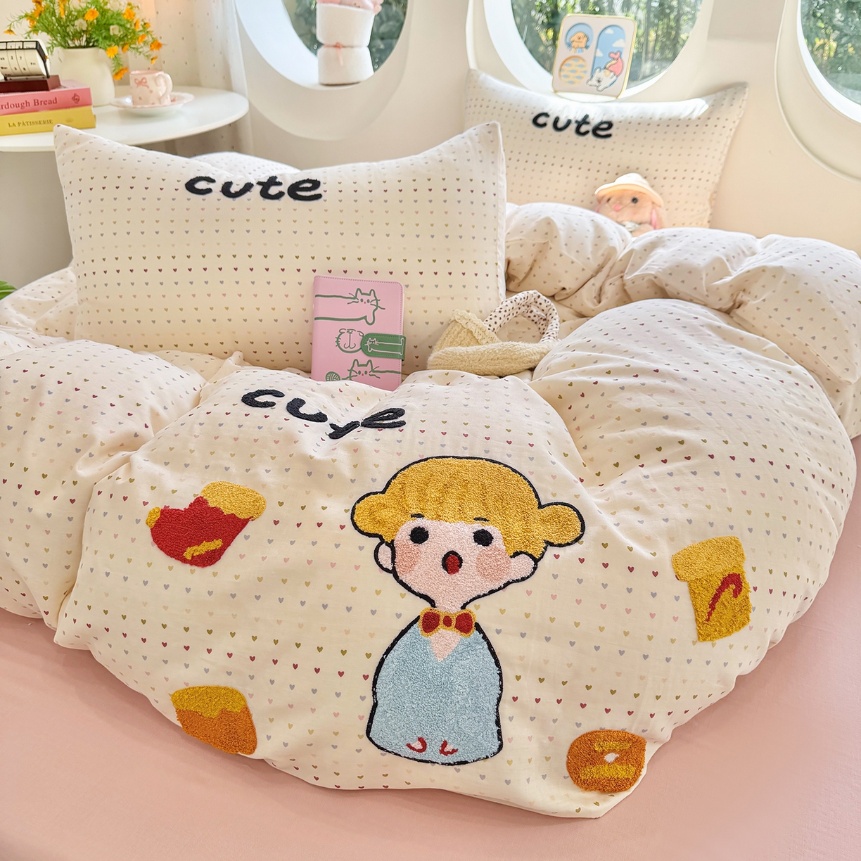 91家纺网 家纺一手货源 找家纺 爱思佳 2026新款双层纱印+毛巾绣系列四件套 可爱女孩