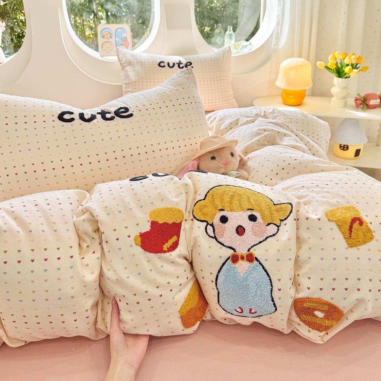 91家纺网 家纺一手货源 找家纺 爱思佳 2026新款双层纱印+毛巾绣系列四件套 可爱女孩