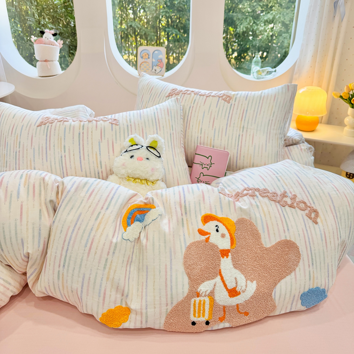 91家纺网 家纺一手货源 找家纺 爱思佳 2026新款双层纱印+毛巾绣系列四件套 旅行鸭