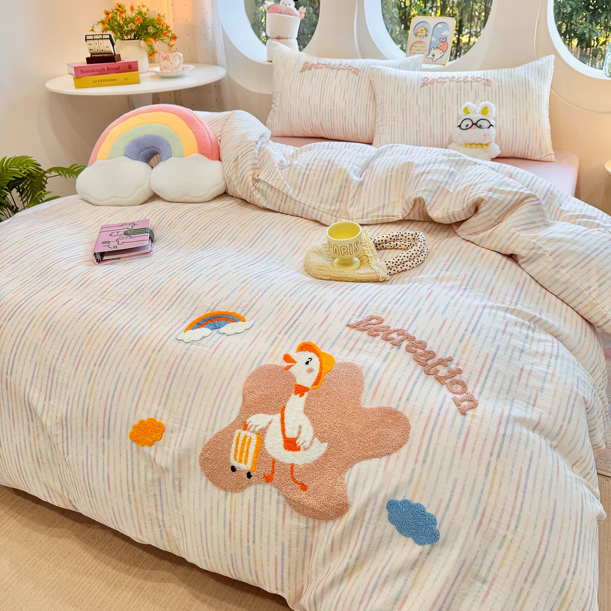 91家纺网 家纺一手货源 找家纺 爱思佳 2026新款双层纱印+毛巾绣系列四件套 旅行鸭