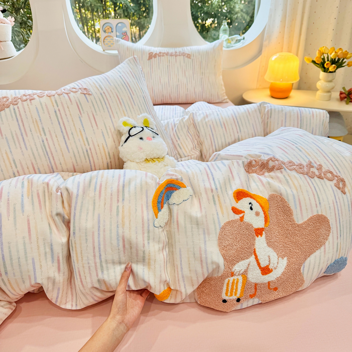 91家纺网 家纺一手货源 找家纺 爱思佳 2026新款双层纱印+毛巾绣系列四件套 旅行鸭