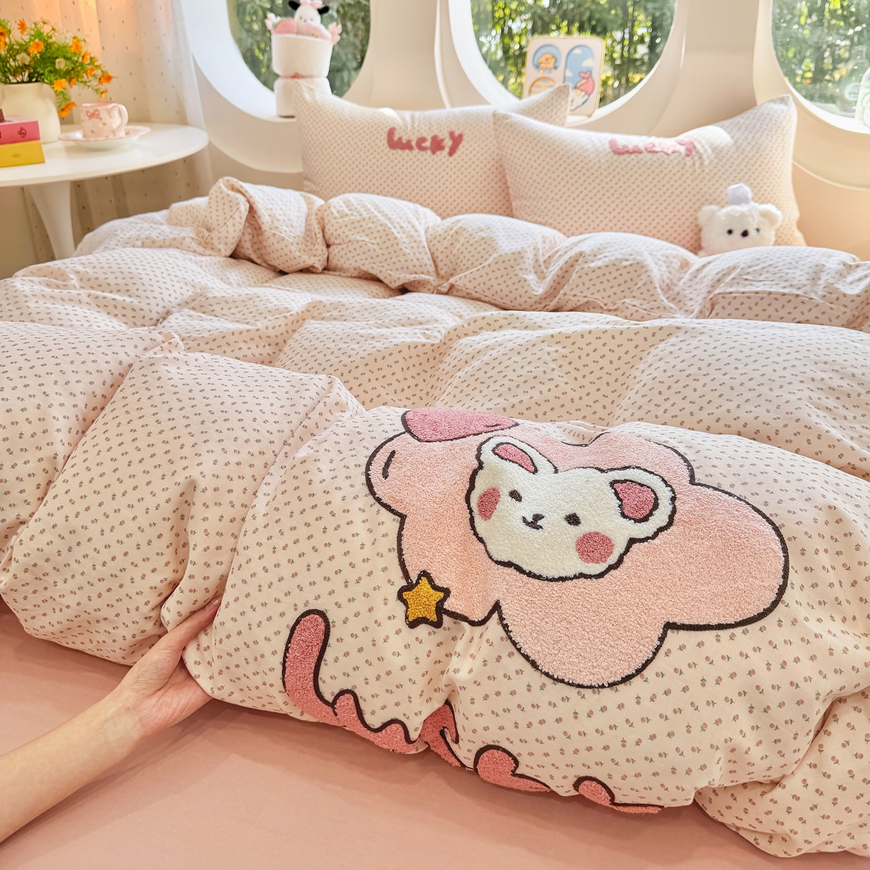 91家纺网 家纺一手货源 找家纺 爱思佳 2026新款双层纱印+毛巾绣系列四件套 幸运熊