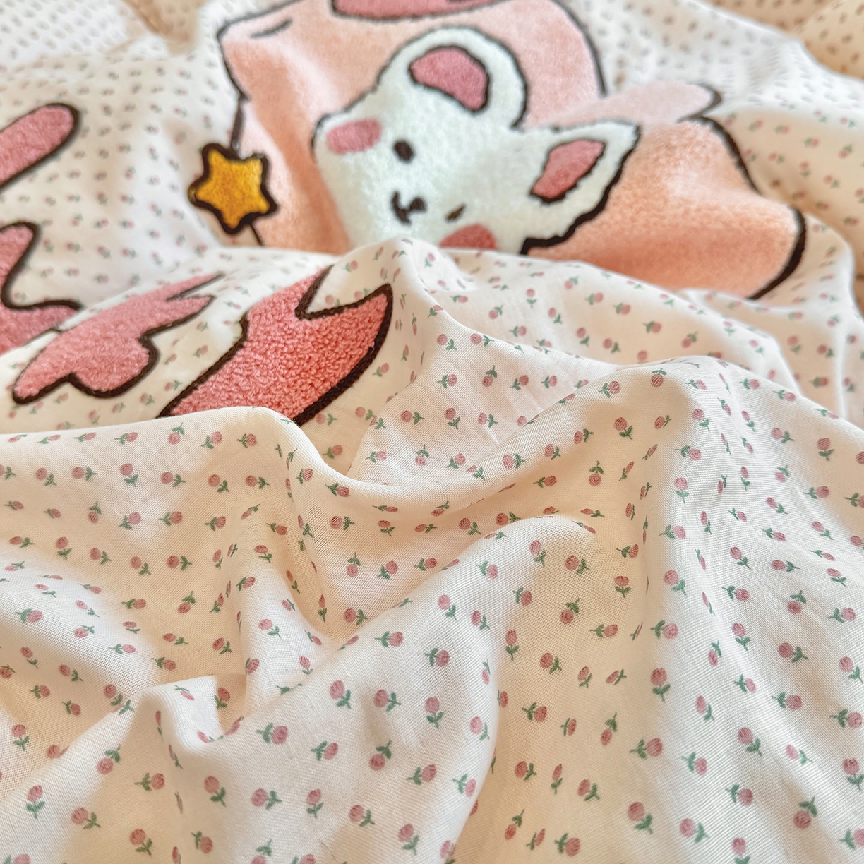 91家纺网 家纺一手货源 找家纺 爱思佳 2026新款双层纱印+毛巾绣系列四件套 幸运熊