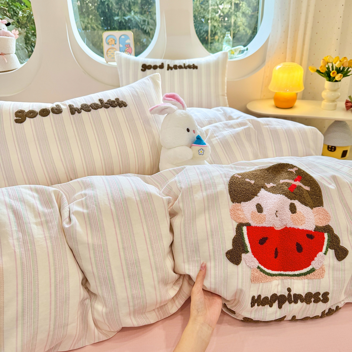 91家纺网 家纺一手货源 找家纺 爱思佳 2026新款双层纱印+毛巾绣系列四件套 西瓜女孩