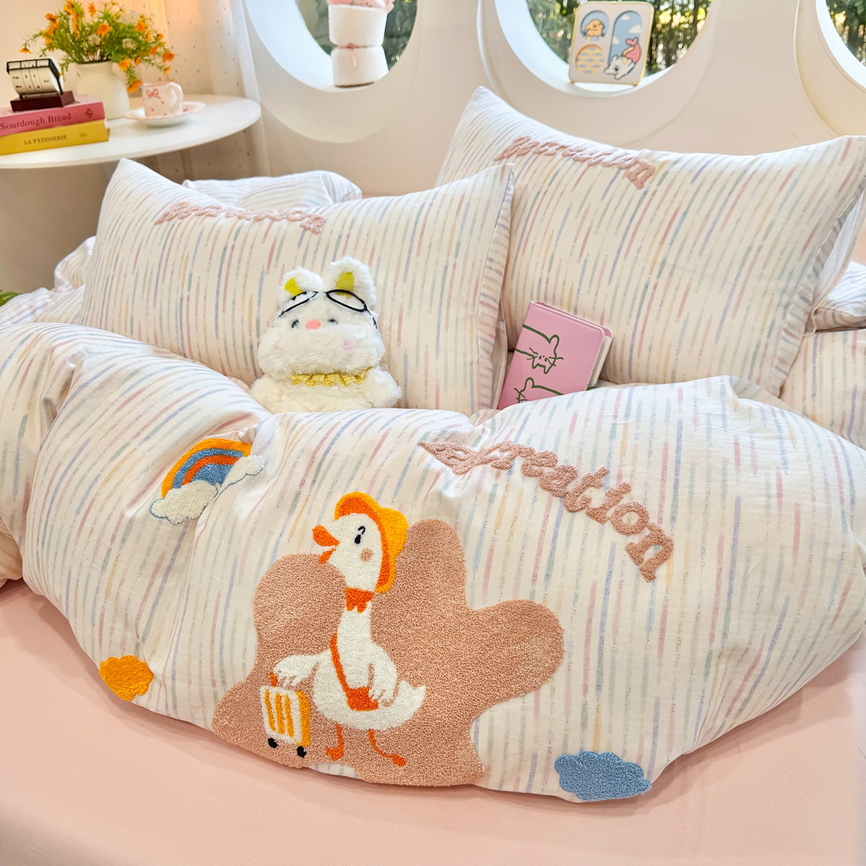 91家纺网 家纺一手货源 找家纺 爱思佳 2026新款双层纱印+毛巾绣系列四件套 旅行鸭