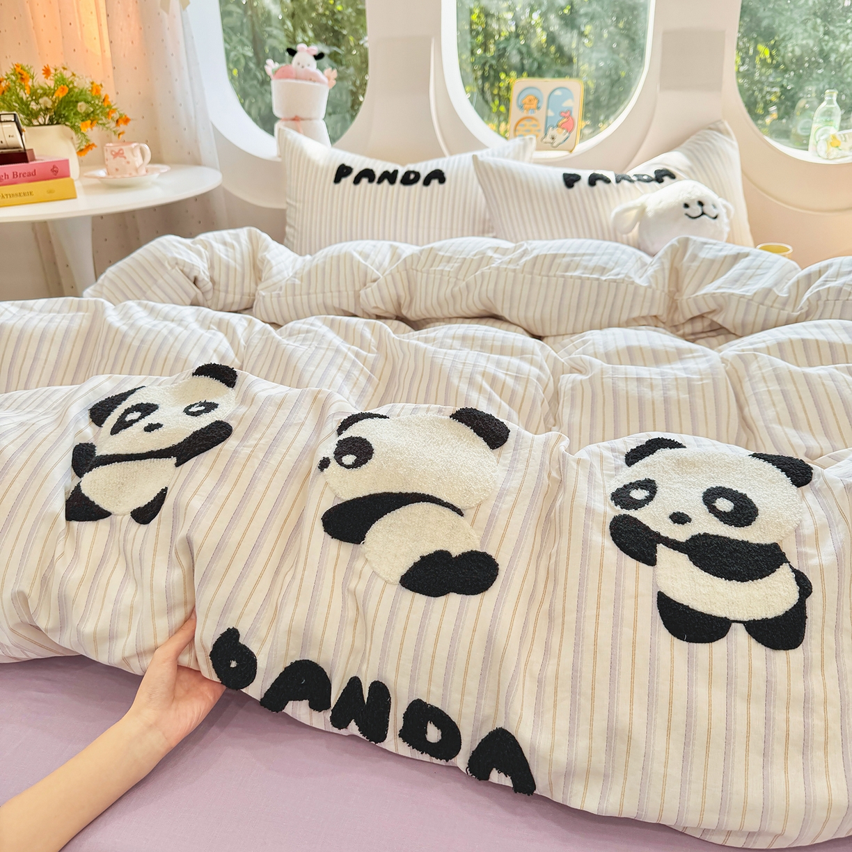 91家纺网 家纺一手货源 找家纺 爱思佳 2026新款双层纱印+毛巾绣系列四件套 熊猫团子