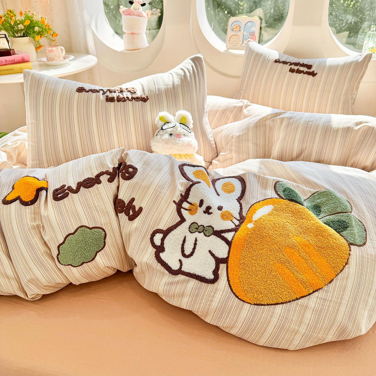 91家纺网 家纺一手货源 找家纺 爱思佳 2026新款双层纱印+毛巾绣系列四件套 萝卜兔