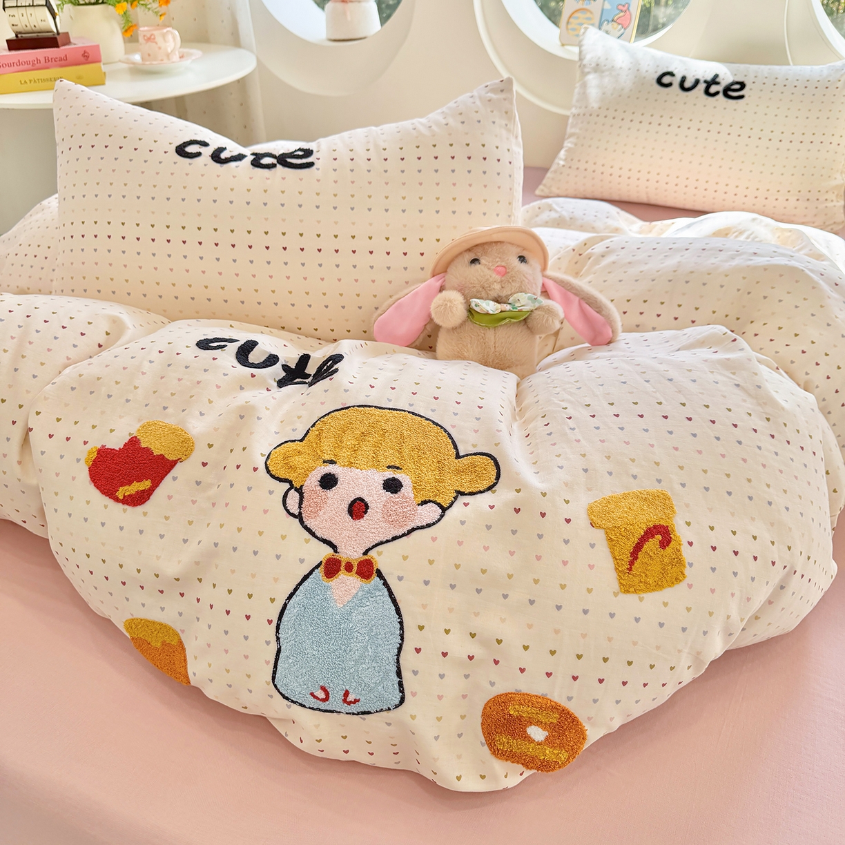 91家纺网 家纺一手货源 找家纺 爱思佳 2026新款双层纱印+毛巾绣系列四件套 可爱女孩