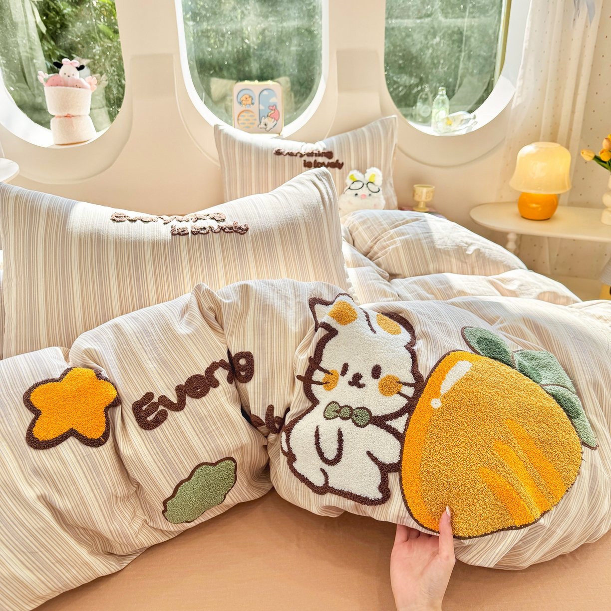 91家纺网 家纺一手货源 找家纺 爱思佳 2026新款双层纱印+毛巾绣系列四件套 萝卜兔