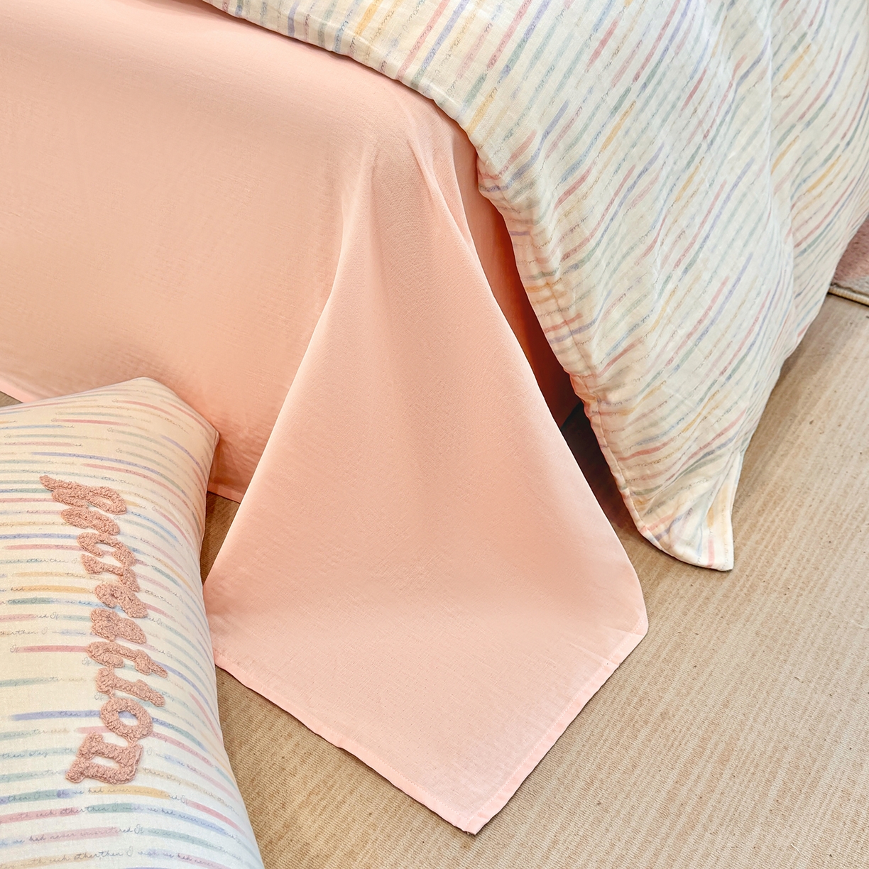 91家纺网 家纺一手货源 找家纺 爱思佳 2026新款双层纱印+毛巾绣系列四件套 旅行鸭