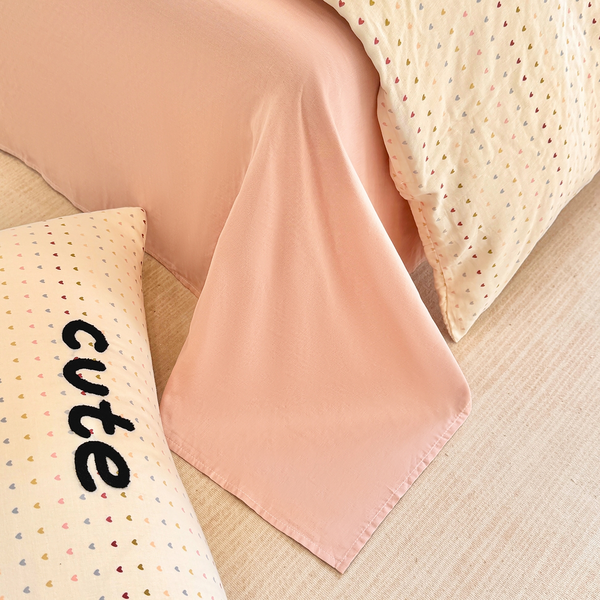 91家纺网 家纺一手货源 找家纺 爱思佳 2026新款双层纱印+毛巾绣系列四件套 可爱女孩