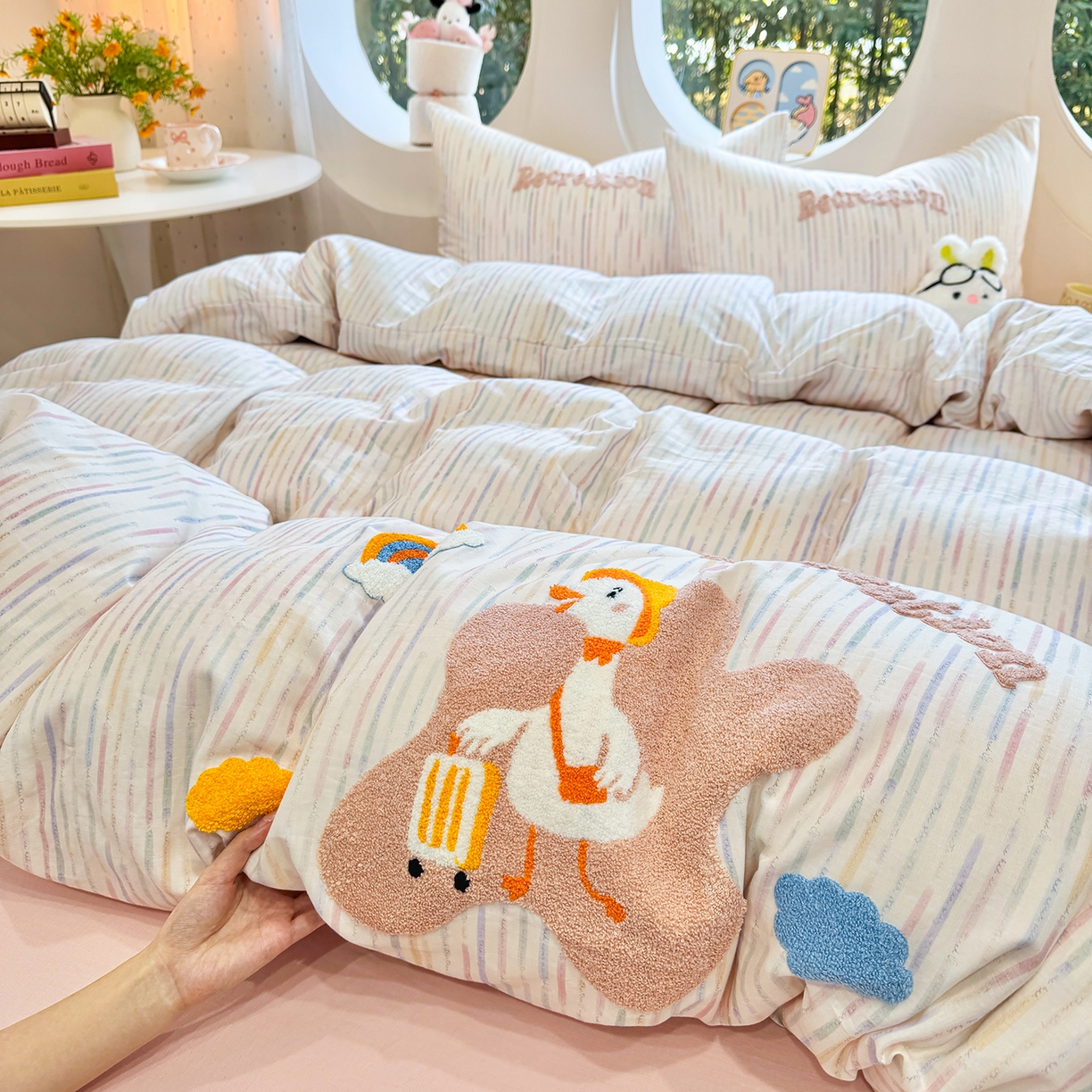 91家纺网 家纺一手货源 找家纺 爱思佳 2026新款双层纱印+毛巾绣系列四件套 旅行鸭